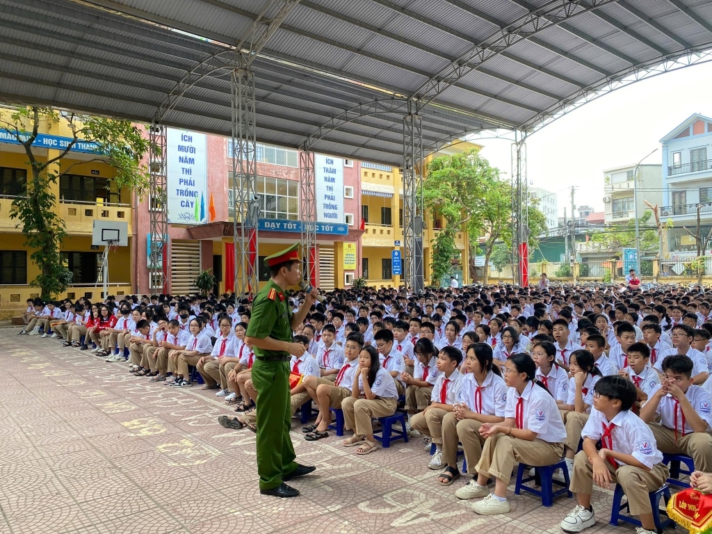 Thiếu tá Nguyễn Đức Thuận tuyên truyền nâng cao nhận thức về nội dung Phòng chống bạo lực học đường.