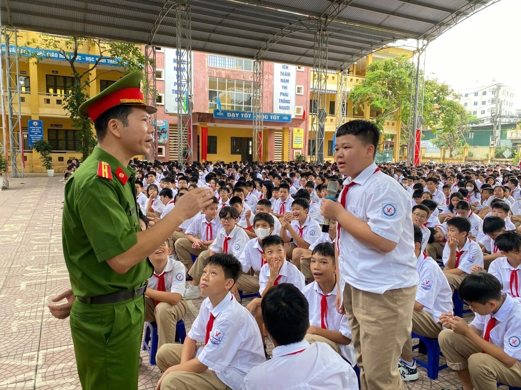 Học sinh giao lưu, học hỏi kiến thức