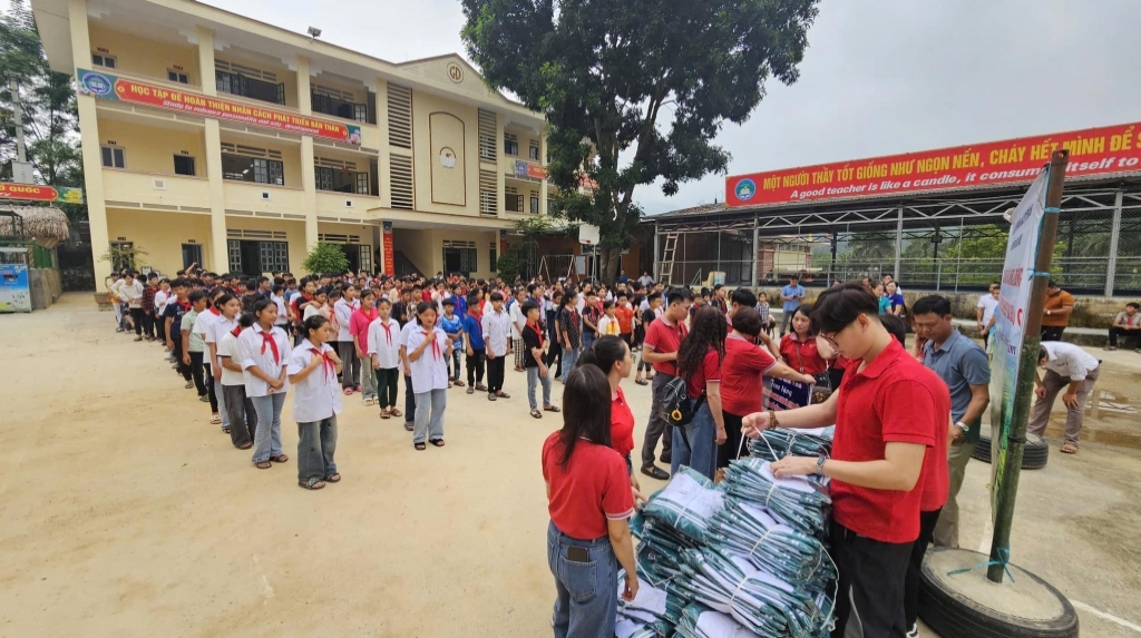 Chương trình thiện nguyện “kết nối yêu thương hướng về các trường bị bão lũ”