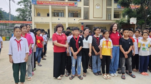 Chương trình thiện nguyện “kết nối yêu thương hướng về các trường bị bão lũ”
