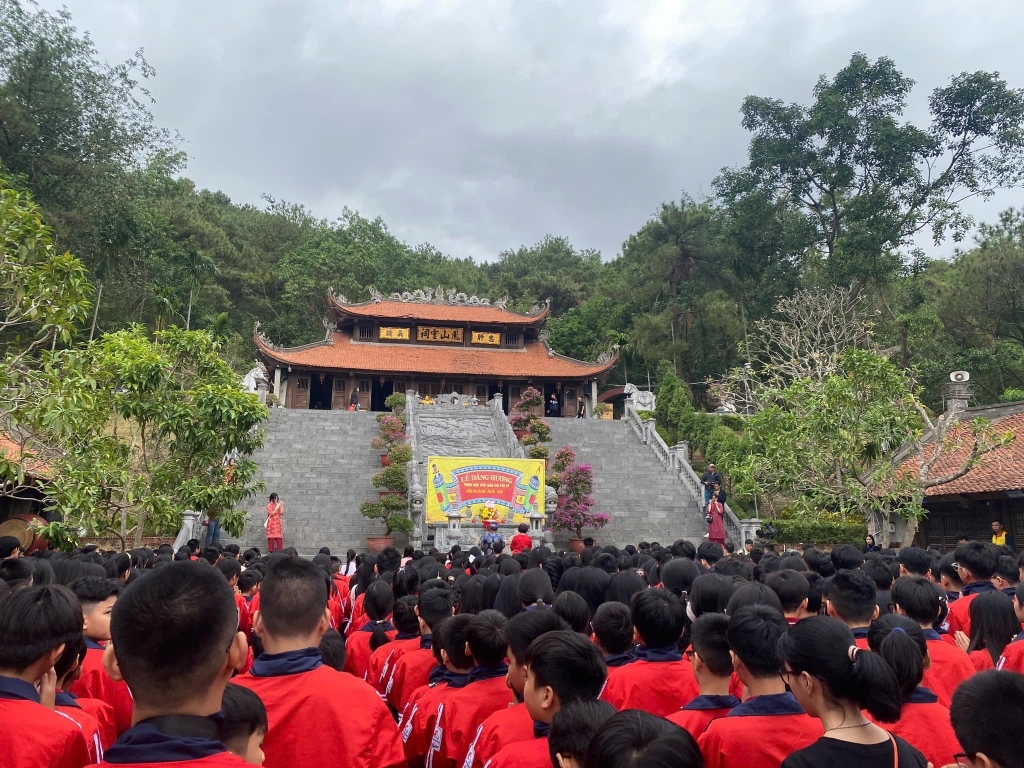 Hoạt động trải nghiệm tại đền thờ Chu Văn An và Quảng Ninh Gate