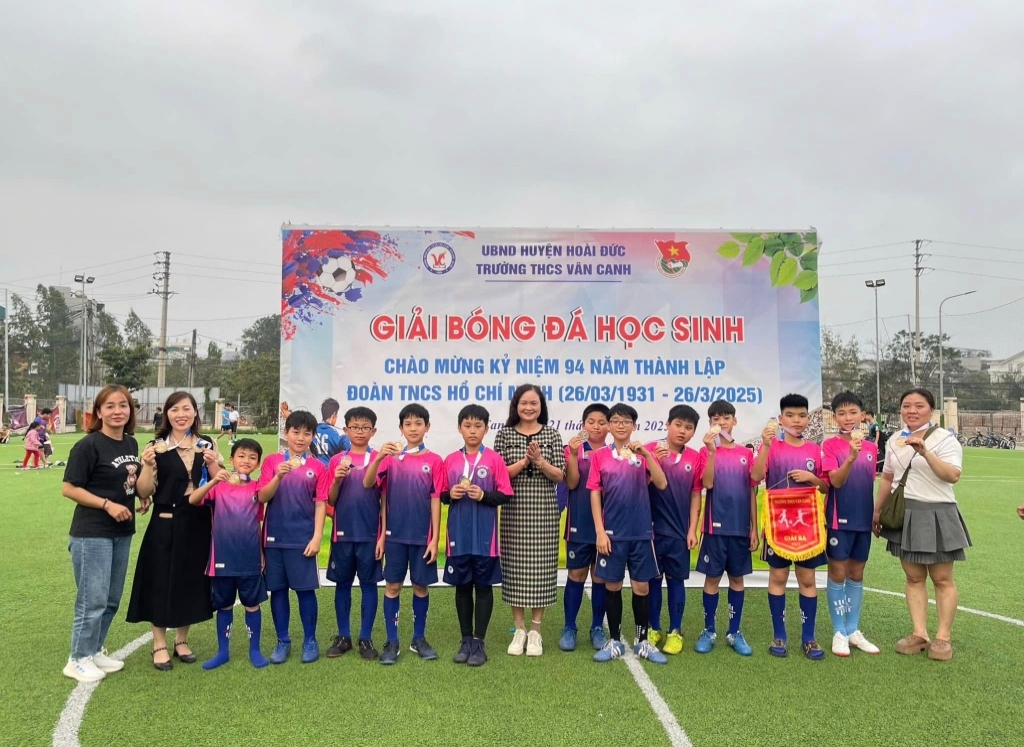 Tổng kết giải bóng đá học sinh trường THCS Vân Canh năm học 2024-2025