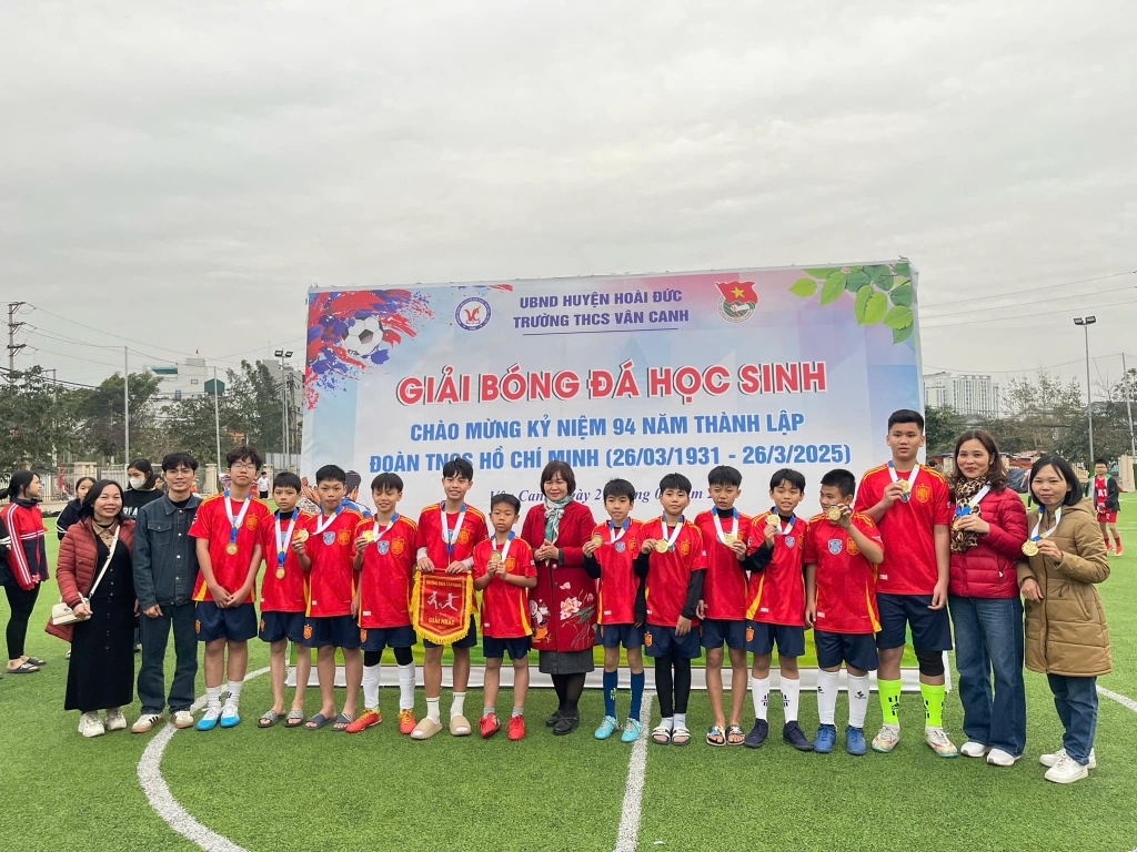 Tổng kết giải bóng đá học sinh trường THCS Vân Canh năm học 2024-2025