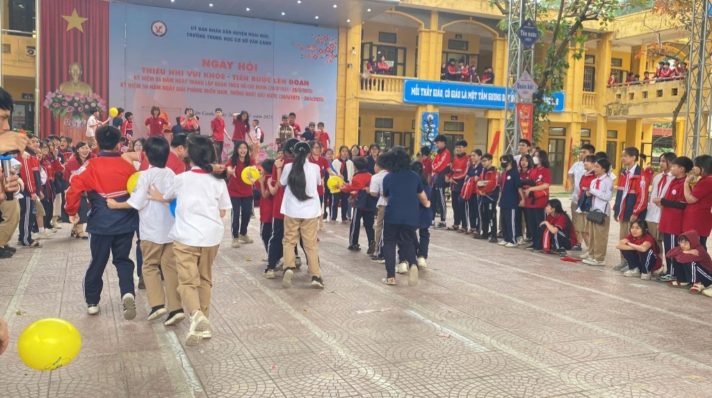 Ngày hội "Thiếu nhi vui khoẻ - Tiến bước lên đoàn" - Lễ kết nạp đoàn viên mới năm học 2024 - 2025