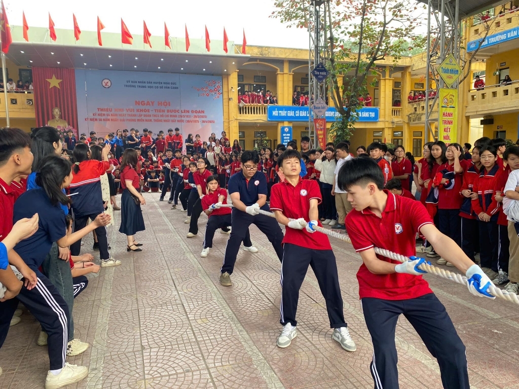 Ngày hội "Thiếu nhi vui khoẻ - Tiến bước lên đoàn" - Lễ kết nạp đoàn viên mới năm học 2024 - 2025