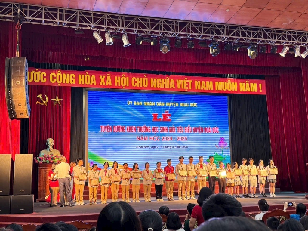 Lễ tuyên dương khen thưởng học sinh giỏi tiêu biểu huyện Hoài Đức năm học 2024-2025
