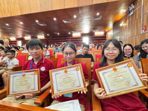 Lễ tuyên dương khen thưởng học sinh giỏi tiêu biểu huyện Hoài Đức năm học 2024-2025