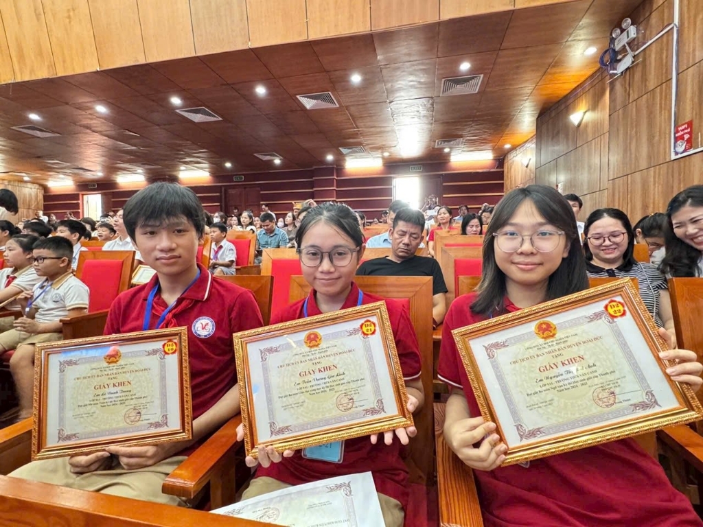 Lễ tuyên dương khen thưởng học sinh giỏi tiêu biểu huyện Hoài Đức năm học 2024-2025