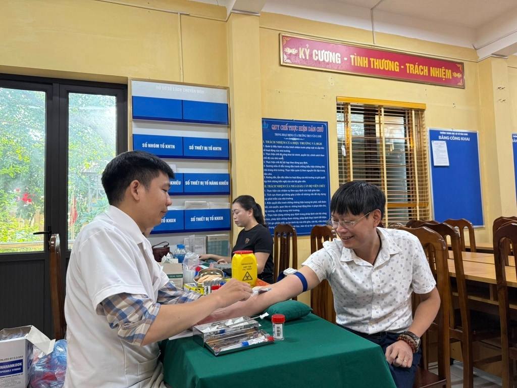 Khám sức khoẻ định kỳ cho cán bộ, giáo viên, nhân viên trường THCS Vân Canh