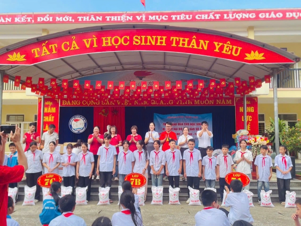 Trường THCS Vân Canh ủng hộ đồng bào vùng lũ năm 2025