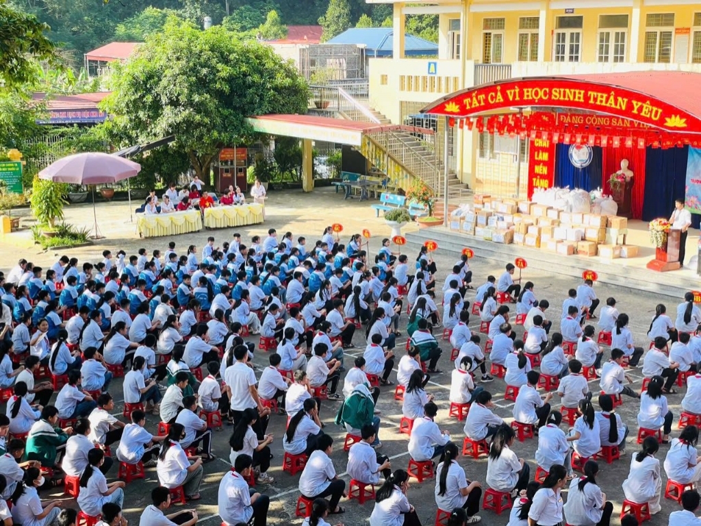 Trường THCS Vân Canh ủng hộ đồng bào vùng lũ năm 2025