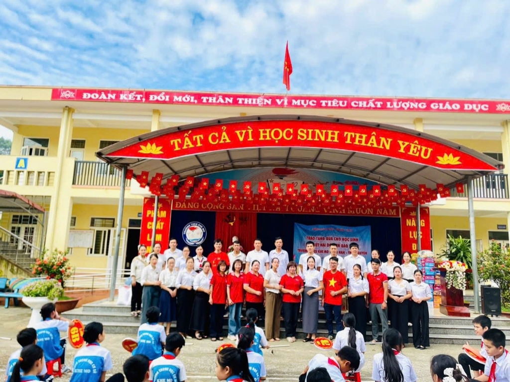 Trường THCS Vân Canh ủng hộ đồng bào vùng lũ năm 2025