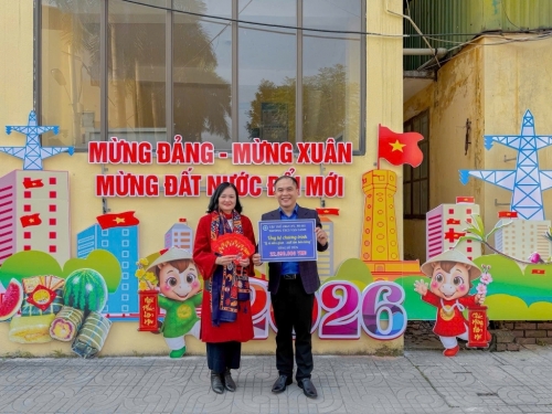 Hưởng ứng chương trình “lì xì dân gian – sưởi ấm bản làng, tặng quà trẻ em có hoàn cảnh khó khăn