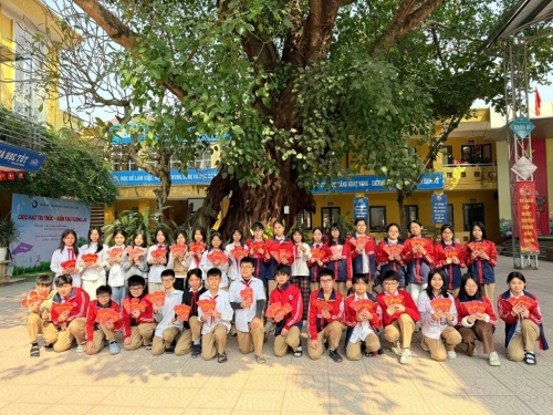 Hưởng ứng chương trình “lì xì dân gian – sưởi ấm bản làng, tặng quà trẻ em có hoàn cảnh khó khăn