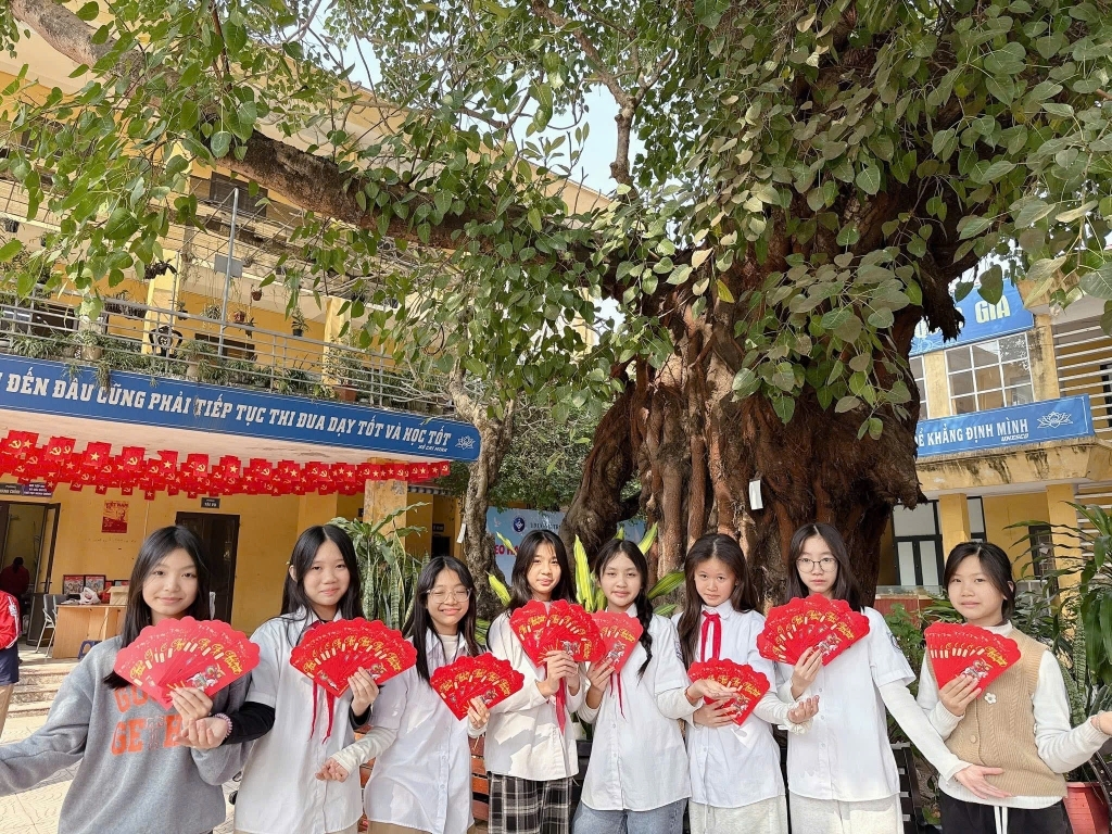 Hưởng ứng chương trình “lì xì dân gian – sưởi ấm bản làng, tặng quà trẻ em có hoàn cảnh khó khăn