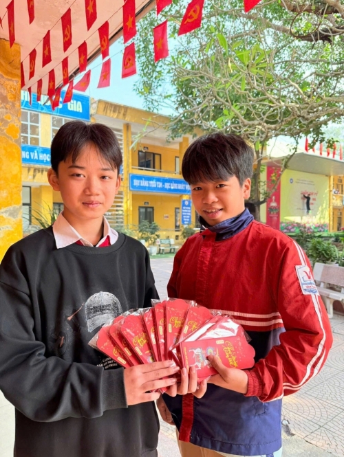 Hưởng ứng chương trình “lì xì dân gian – sưởi ấm bản làng, tặng quà trẻ em có hoàn cảnh khó khăn