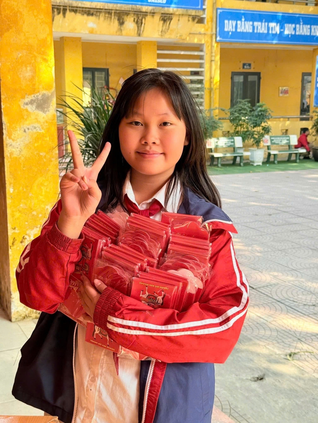 Hưởng ứng chương trình “lì xì dân gian – sưởi ấm bản làng, tặng quà trẻ em có hoàn cảnh khó khăn