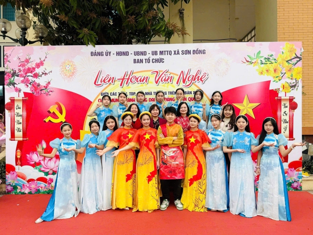 Tham gia liên hoan văn nghệ chào mừng thành công Đại hội Đảng toàn quốc lần thứ XIV