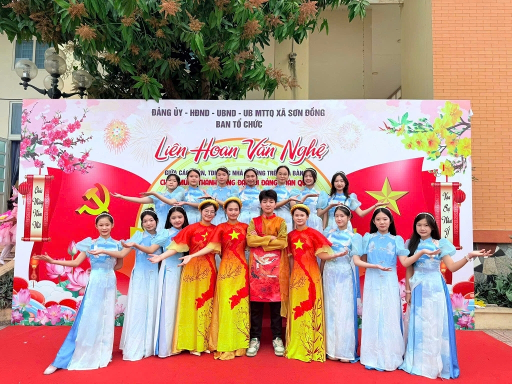 Tham gia liên hoan văn nghệ chào mừng thành công Đại hội Đảng toàn quốc lần thứ XIV