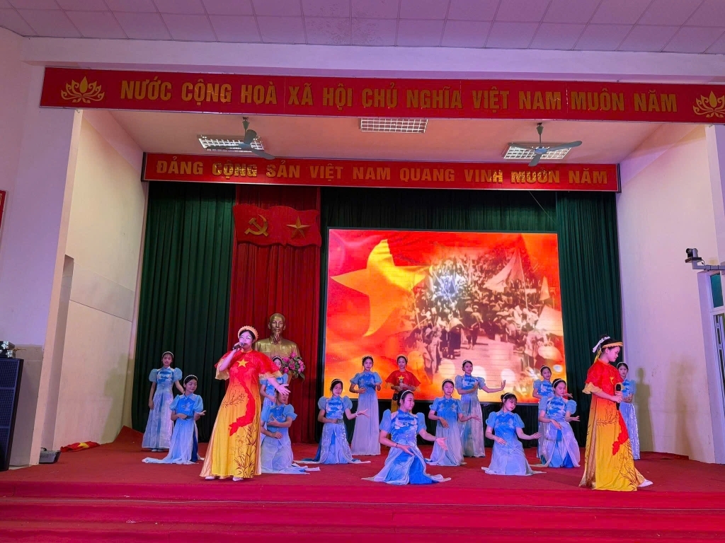 Tham gia liên hoan văn nghệ chào mừng thành công Đại hội Đảng toàn quốc lần thứ XIV