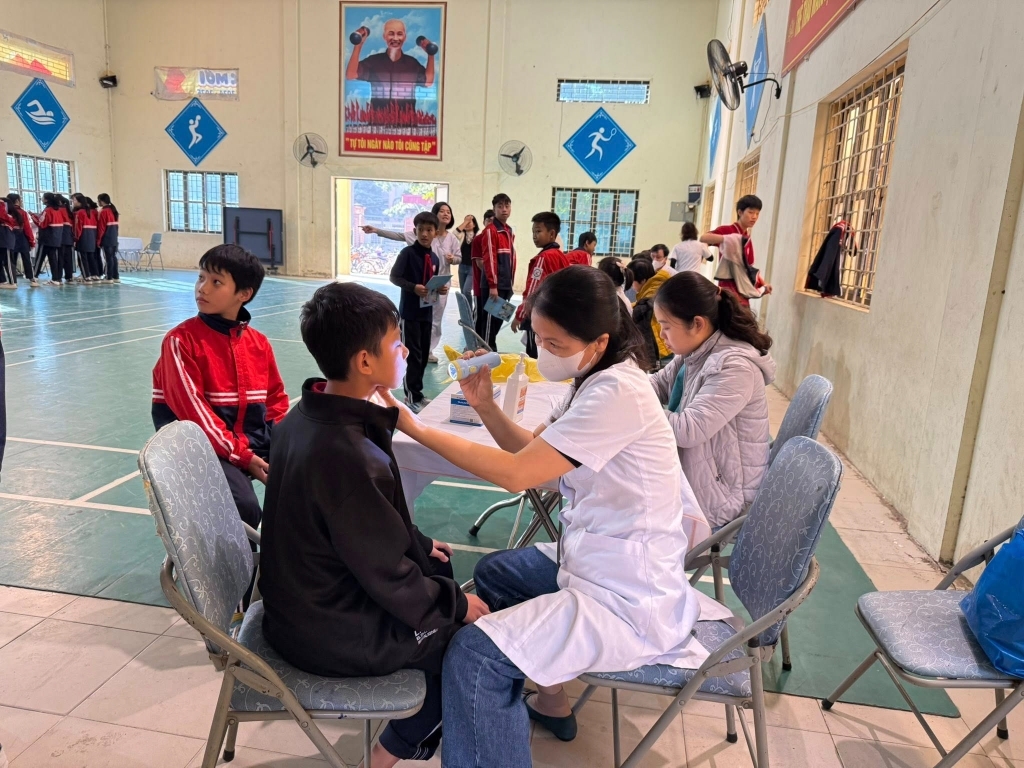 Khám sức khoẻ định kỳ cho học sinh