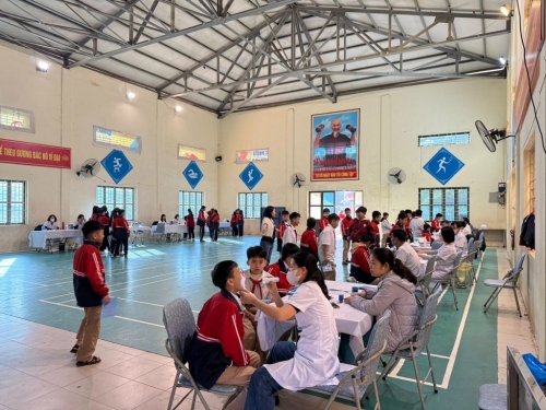 Khám sức khoẻ định kỳ cho học sinh