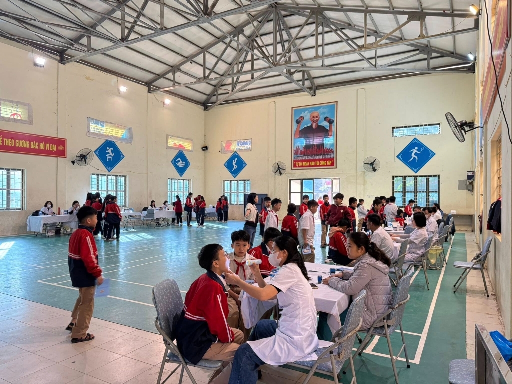 Khám sức khoẻ định kỳ cho học sinh