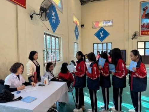 Khám sức khoẻ định kỳ cho học sinh