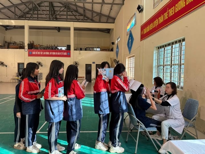 Khám sức khoẻ định kỳ cho học sinh