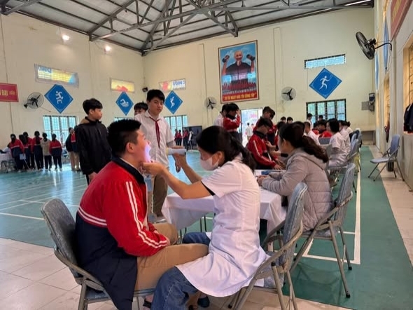 Khám sức khoẻ định kỳ cho học sinh
