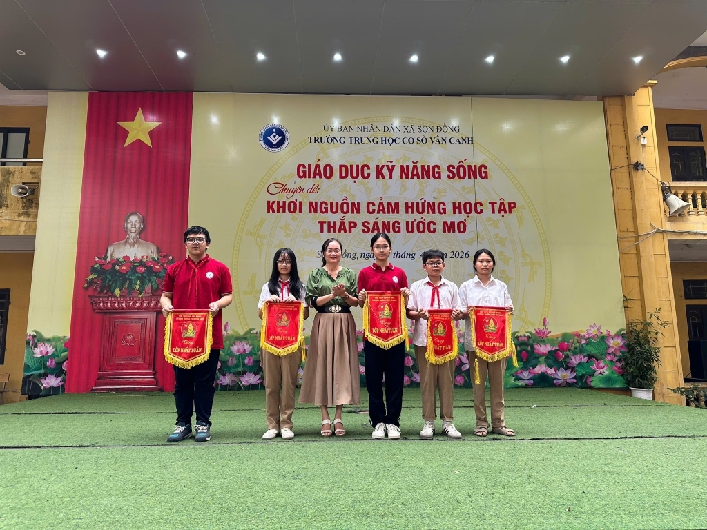 Vinh danh, khen thưởng cho các em học sinh đạt thành tích tại Giải thể thao học sinh xã Sơn Đồng