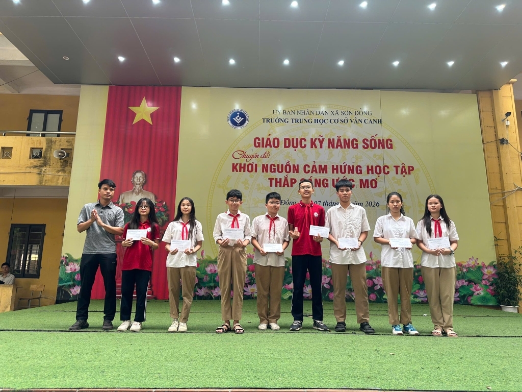 Vinh danh, khen thưởng cho các em học sinh đạt thành tích tại Giải thể thao học sinh xã Sơn Đồng