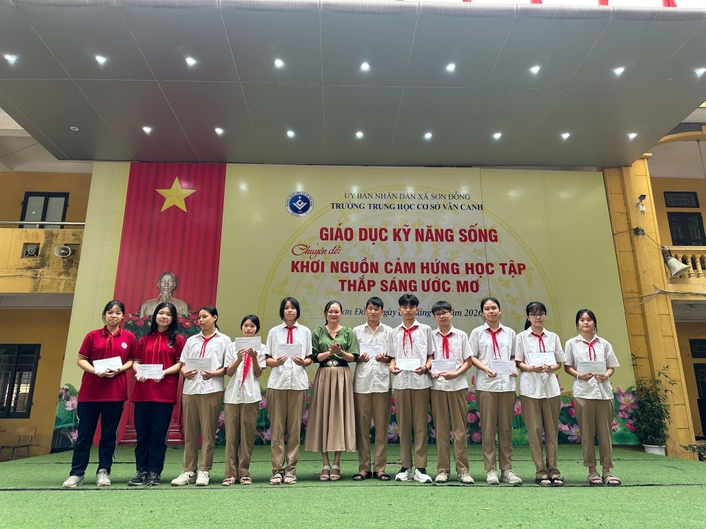 Vinh danh, khen thưởng cho các em học sinh đạt thành tích tại Giải thể thao học sinh xã Sơn Đồng