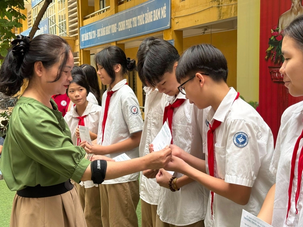Vinh danh, khen thưởng cho các em học sinh đạt thành tích tại Giải thể thao học sinh xã Sơn Đồng