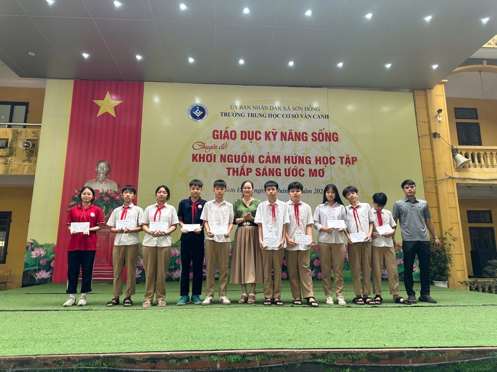 Vinh danh, khen thưởng cho các em học sinh đạt thành tích tại Giải thể thao học sinh xã Sơn Đồng