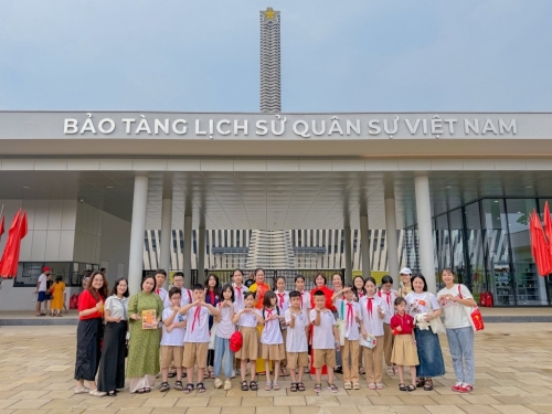 Clb đọc sách - hoạt động trải nghiệm tại bảo tàng lịch sử quân sự việt nam