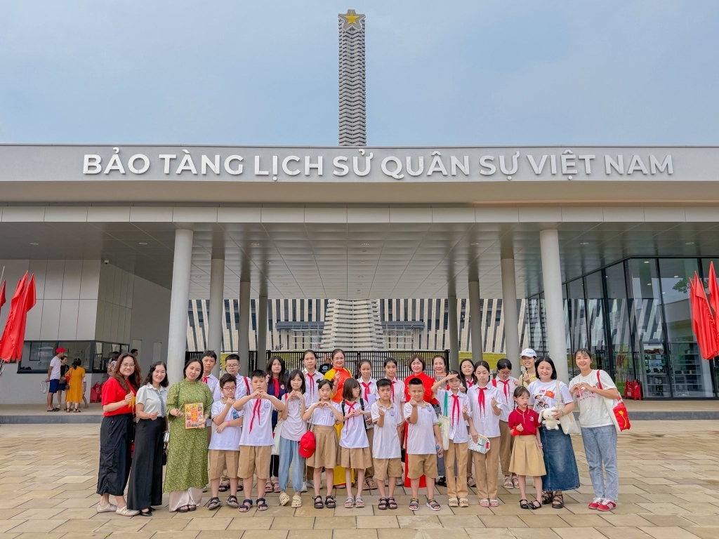 Clb đọc sách - hoạt động trải nghiệm tại bảo tàng lịch sử quân sự việt nam