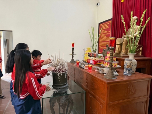 Trường THCS Vân Canh dâng hương tưởng niệm kỷ niệm 81 năm ngày thành lập Quân Đội Nhân Dân Việt